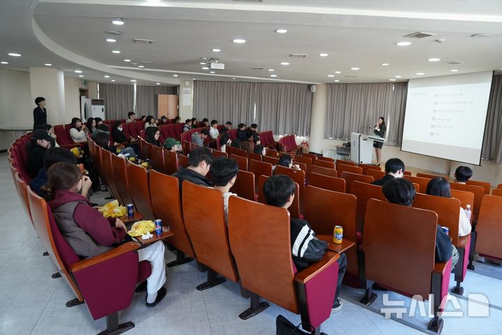 [군포=뉴시스] 한세대는 최근 동문 강사 초청, 항공사 취업 지원 특강을 했다. (사진=한세대 제공). 2024.11.06. photo@newsis.com *재판매 및 DB 금지