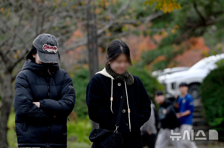 [광주=뉴시스] 김혜인 기자 = 광주·전남지역 최저기온이 10도 안팎에 머무르며 올 가을 최저기온을 기록한 5일 오전 광주 광산구 한 대학교 캠퍼스에서 학생들이 패딩과 목도리를 두르고 등교하고 있다. 2024.11.05. hyein0342@newsis.com