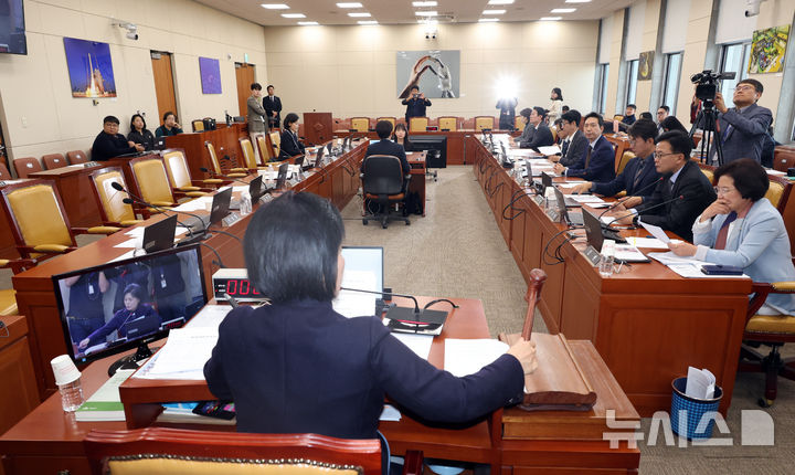 [서울=뉴시스] 고승민 기자 = 최민희 국회 과방위원장이 5일 서울 여의도 국회에서 한국방송공사 사장후보자(박장범) 인사청문요청안 등을 안건으로 열린 제418회 국회(정기회) 제12차 과학기술정보방송통신위원회 전체회의에서 안건을 가결시키고 있다. 2024.11.05. kkssmm99@newsis.com