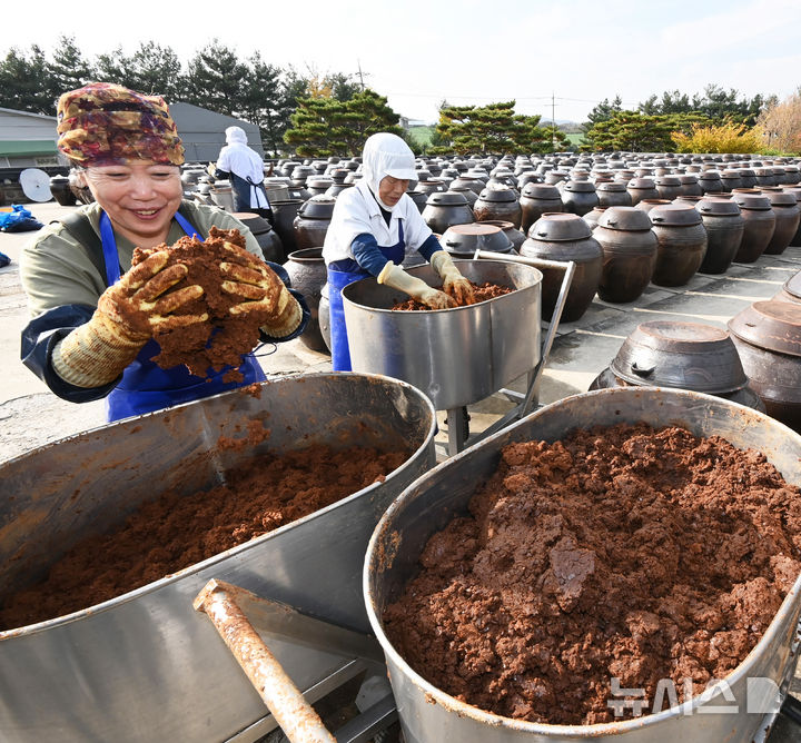 [안성=뉴시스] 김종택기자 = 콩을 발효해 된장과 간장을 만드는 한국의 장(醬) 문화가 유네스코 인류무형문화유산 '등재 권고' 판정이 내려진 5일 경기도 안성시 일죽면 서일농원에서 직원들이 장을 관리하고 있다. 장 문화가 등재될 경우 한국의 유네스코 인류무형문화 유산은 23개로 늘어난다. 2024.11.05. jtk@newsis.com