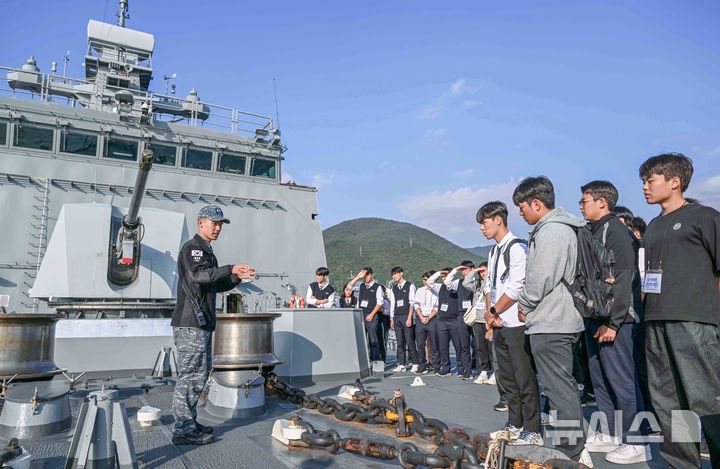 해군, 진해군항 찾은 경남권 중·고교 학생에 '모병 홍보'