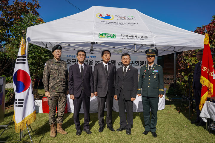 [서울=뉴시스] 이근원 국방부유해발굴감식단장이 오늘(6일) 경상북도 청도군에 있는 유가족 자택에서 고(故) 김수덕 일병의‘ 호국의 영웅 귀환 행사’를 갖고, 유가족 및 관계관들과 기념촬영을 하고 있다. (사진=국방부 제공) 2024.11.06. photo@newsis.com *재판매 및 DB 금지