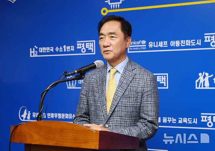 [평택=뉴시스] 정장선 시장이 제3자 뇌물수수 혐의로 검찰에 송치된 것과 관련해 혐의를 부인하는 r긴급 언론 브리핑을 하고 있다. (사진 = 평택시 제공) 2024.11.06.photo@newsis.com 