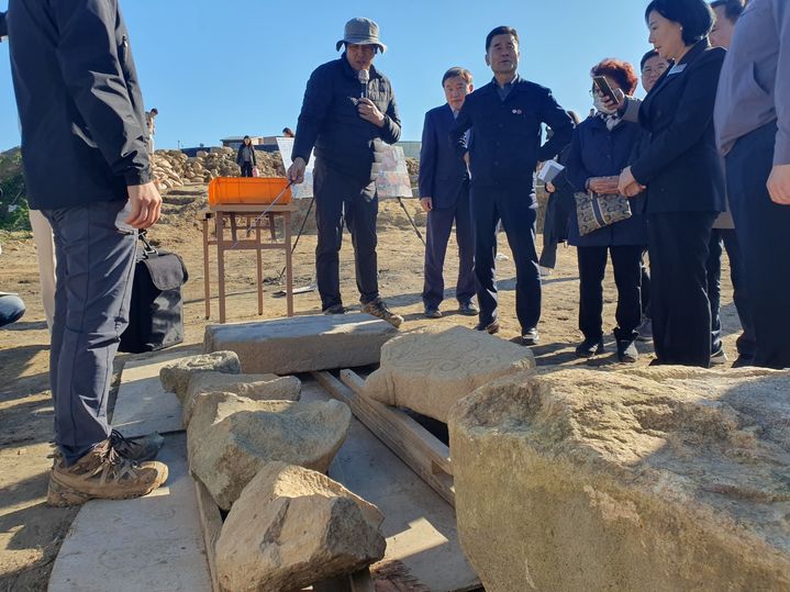 [울산=뉴시스] 구미현 기자 = 울산 중구는 6일 중구 서동 519번지 일원에서 '울산 경상좌도병영성 서남구간 일원 발굴조사' 현장 공개 행사를 열었다. 김영길 중구청장과 중구의원들이 현장에서 출토된 '장붕익 선정비'에 대한 설명을 듣고 있다. 2024.11.06. gorgeouskoo@newsis.com *재판매 및 DB 금지