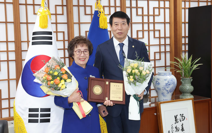 전북 전주 덕진구 진북동 장수마을 주민한마당축제위원회 김영숙 위원장이 유공자로 선정돼 6일 시의회 의장실에서 표창장 수여식을 진행했다. *재판매 및 DB 금지