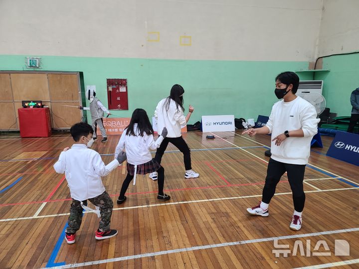 [서울=뉴시스]서울 송파구가 오는 9일 평소 접하기 힘든 스포츠인 펜싱을 무료로 체험할 수 있는 '한마음 펜싱축제'를 개최한다고 6일 밝혔다. (사진=송파구 제공). 2024.11.06. photo@newsis.com 