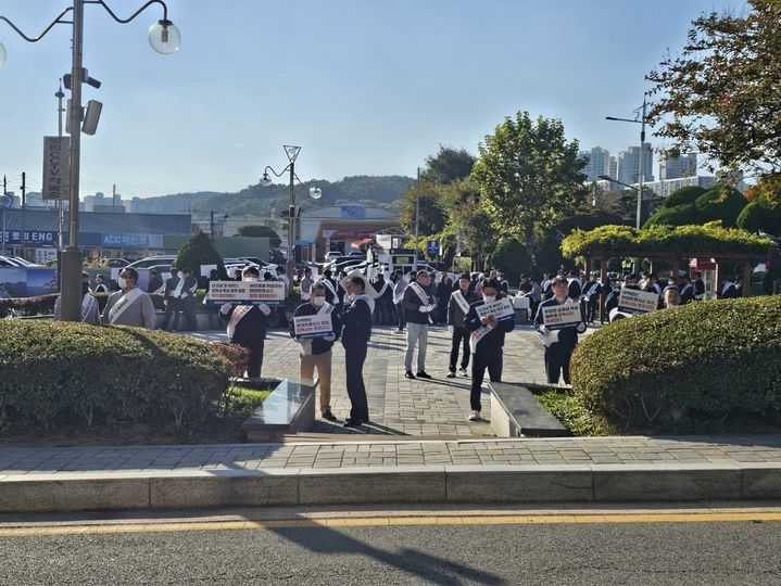 [서산=뉴시스] 김덕진 기자=6일 서산시청 1호광장에서 현대트랜시스 협력사 직원들이 어깨에 파업 중단을 촉구하는 문구가 적힌 띠를 두르고 집회를 벌이고 있다. 2024.11.06. spark@newsis.com. *재판매 및 DB 금지