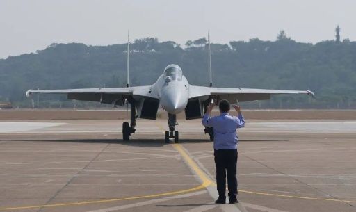 [서울=뉴시스]중국이 오는 12일 개막하는 중국 최대 에어쇼인 주하이에어쇼(중국국제항공우주박람회)에서 차세대 항공모함에 탑재할 전자사출형 함재기 젠(J)-15T를 최초 공개할 예정이다. 6일 주하이에 도착한 J-15T. <사진출처: 중국중앙 TV> 2024.11.06