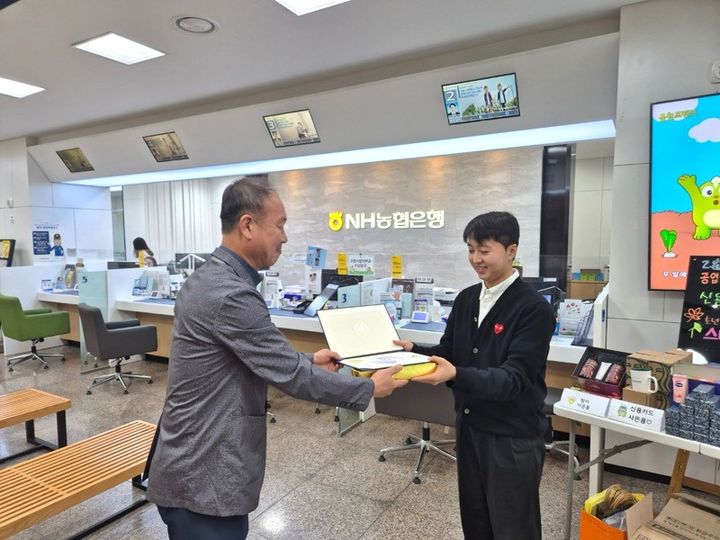 불안한 언행, 휴대전화는 손에 꽉…"촉 왔다" 보이스피싱[울산소식]