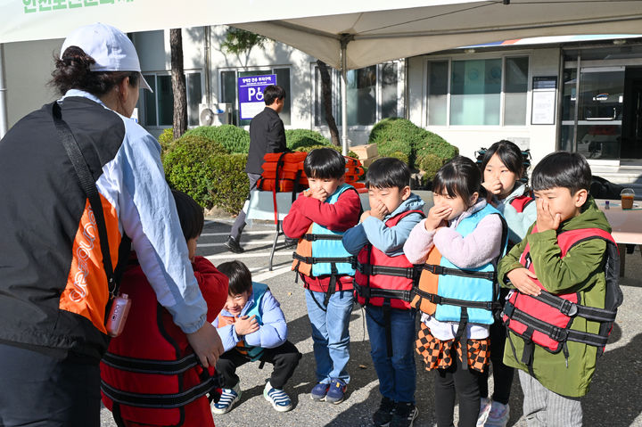 [대전=뉴시스]6일 열린 K-water 안전보건문화제에서 어린이들이 수상안전 체험을 하고 있다. (사진=수자원공사 제공). 2024. 11. 06 photo@newsis.com *재판매 및 DB 금지