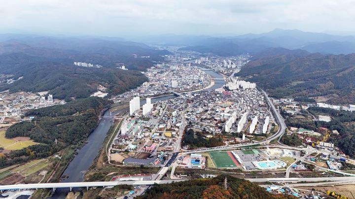 [홍천=뉴시스] 6일 홍천군(군수 신영재)은 이날 정부의 기회발전특구에 최종 지정됐다고 밝혔다. 사진은 홍천읍 전경. 홍천군 제공. *재판매 및 DB 금지