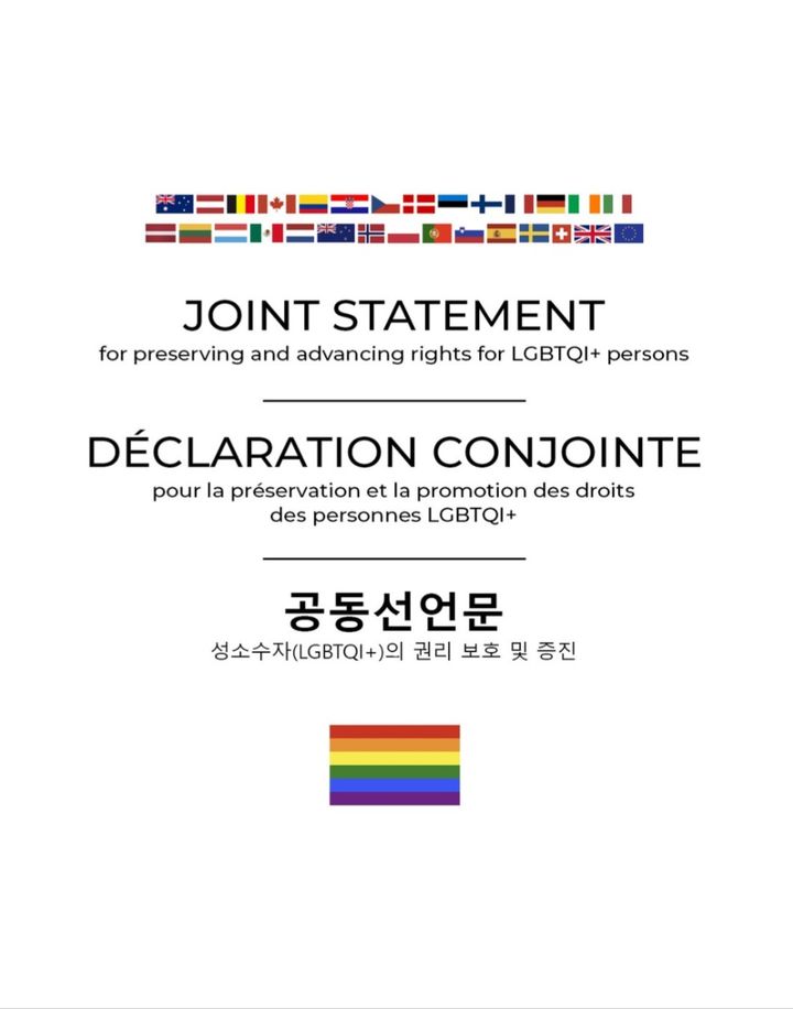 [서울=뉴시스]유럽연합(EU)을 비롯한 주한대사관 29곳이 성소수자(LGBTQI+) 권리 보호와 증진을 위한 공동 선언문을 내 "성소수자를 보호하고 지원하기 위해 전념하기 위해 존엄과 포용성의 정신을 바탕으로 외교 네트워크를 계속해서 결집할 것"이라고 다짐했다. 29개국 대사관은 6일 공동선언문을 통해 "우리는 협력국이 성소수자의 권리를 제한하는 법적 조치를 철폐할 뿐 아니라 호모포비아(동성애 혐오), 바이포비아(양성애 혐오), 트랜스포비아(트랜스젠더 혐오) 등을 포함해 성소수자를 향한 모든 형태의 차별과 폭력에 반대하는 정책을 채택하도록 지원하기 위해 끊임없이 노력할 것"이라며 이같이 결의했다. (사진=주한영국대사관 제공) 2024.11.06 photo@newsis.com *재판매 및 DB 금지