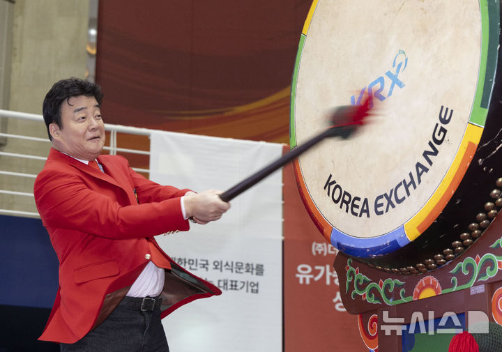 [서울=뉴시스] 김근수 기자 = 백종원 더본 코리아 대표이사가 6일 서울 여의도 한국거래소 홍보관에서 더본 코리아 상장식에서 기념북을 치고 있다. 2024.11.06. ks@newsis.com