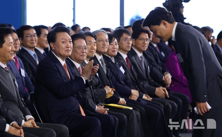 [춘천=뉴시스] 최진석 기자 = 윤석열 대통령이 6일 강원 춘천 송암스포츠타운에서 열린 '제2회 지방자치·균형발전의 날 기념식 및 2024 대한민국 지방시대 엑스포'에서 김진태 강원특별도지사의 인사에 박수치고 있다. 2024.11.06. myjs@newsis.com