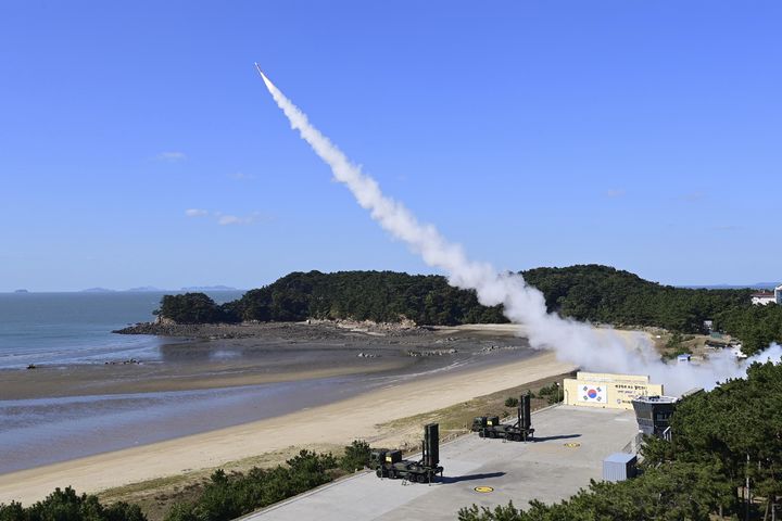 [서울=뉴시스] 합참은 6일 서해지역에서 공군 미사일방어사령부 전력이 참가한 유도탄 요격 실사격 훈련을 실시했다고 밝혔다. 이번 훈련은 적의 미사일 도발을 가정하여 우리군의 천궁-Ⅱ와 패트리어트 지대공유도탄으로 가상의 표적에 대해 요격하는 절차로 진행하여 성공적으로 격추했다. 패트리어트 지대공유도탄이 가상의 표적을 향해 발사되고 있다. (사진=합참 제공) 2024.11.06. photo@newsis.com *재판매 및 DB 금지