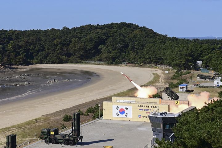 [서울=뉴시스] 합참은 6일 서해지역에서 공군 미사일방어사령부 전력이 참가한 유도탄 요격 실사격 훈련을 실시했다고 밝혔다. 이번 훈련은 적의 미사일 도발을 가정하여 우리군의 천궁-Ⅱ와 패트리어트 지대공유도탄으로 가상의 표적에 대해 요격하는 절차로 진행하여 성공적으로 격추했다.패트리어트 지대공유도탄이 가상의 표적을 향해 발사되고 있다. (사진=합참 제공) 2024.11.06. photo@newsis.com *재판매 및 DB 금지