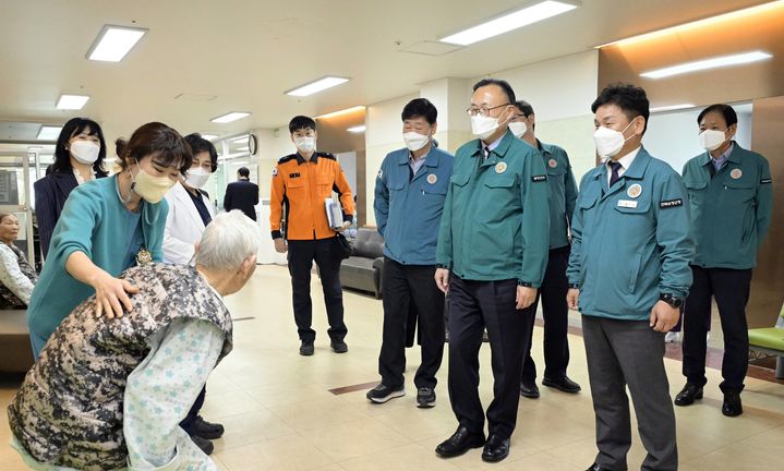 [서울=뉴시스] 김금보 기자 = 이한경 행정안전부 재난안전관리본부장이 지난 11월6일 오전 전북 순창군에 위치한 순창요양병원 방문해 환자를 격려하고 있다. (사진은 기사와 직접 관련 없습니다) 2024.11.06. photo@newsis.com *재판매 및 DB 금지