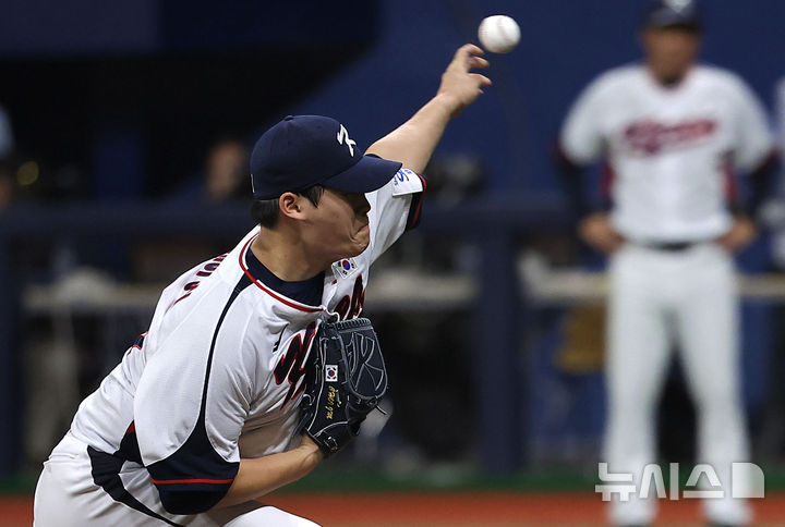 [서울=뉴시스] 정병혁 기자 = 6일 서울 구로구 고척스카이돔에서 2024 WBSC 프리미어12를 앞두고 열린 한국 야구대표팀과 상무의 연습경기, 8회말 상무로 출전한 대표팀 투수 최지민이 역투하고 있다. 2024.11.06. jhope@newsis.com