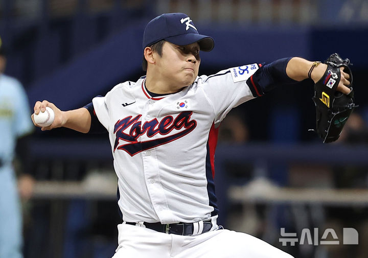 [서울=뉴시스] 정병혁 기자 = 6일 서울 구로구 고척스카이돔에서 2024 WBSC 프리미어12를 앞두고 열린 한국 야구대표팀과 상무의 연습경기, 9회초 대표팀 박영현이 역투하고 있다. 2024.11.06. jhope@newsis.com