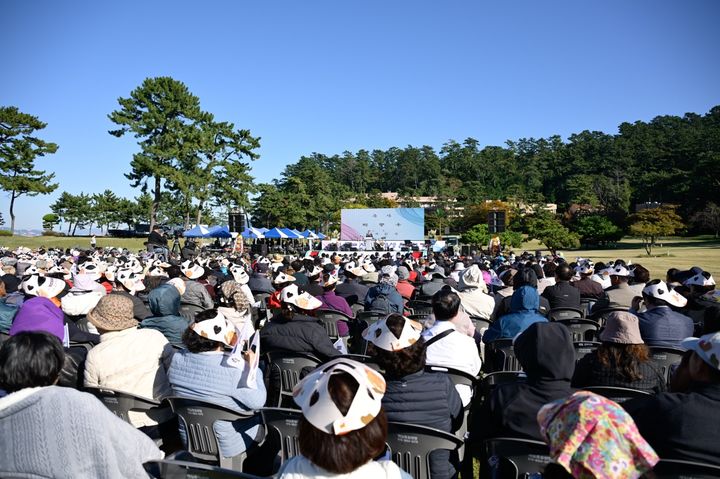 [거제=뉴시스] 신정철 기자= 거제시발전연합회(회장 김수원)는 지난 6일 저도 내 연리지정원에서 저도(猪島) 개방 5주년을 기념하는 '저도 愛 상생음악회'를 개최했다.(사진=거제시 제공).2024.11.07. photo@newsis.com *재판매 및 DB 금지