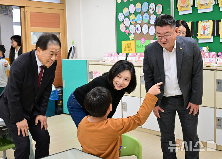 [서울=뉴시스]최호정 서울시의회 의장이 '서울 학생 문해력·수리력 진단검사'를 시행 중인 신용산초등학교를 찾아 현장의 목소리를 청취했다. (사진=서울시의회 제공). 2024.11.07. photo@newsis.com