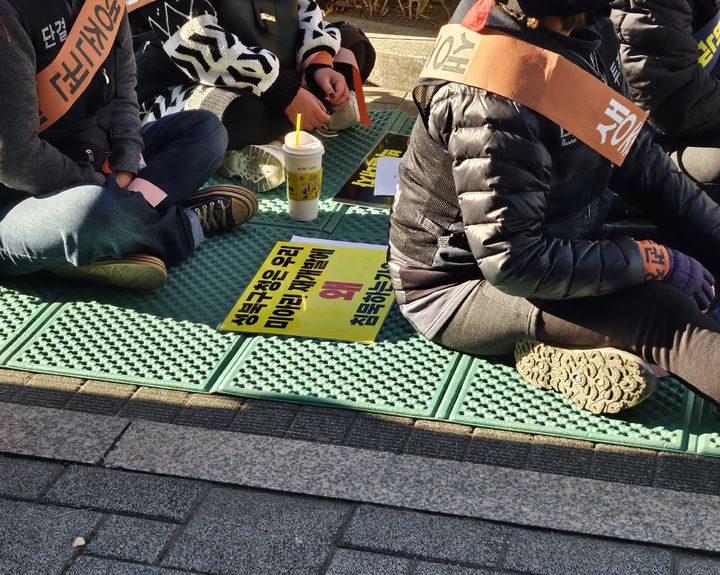 [서울=뉴시스] 조성하 기자 = 서울 강북의 마지막 성매매 집결지. 속칭 '미아리텍사스'에서 일하다 불법 대부업체의 채무 독촉 끝에 목숨을 끊은 박희연(가명·35)씨의 49재를 맞은 7일, 미아리 성노동자 이주대책위원회 소속 동료 40여 명이 서울 성북구청 앞에 모여있다. 2024.11.07. create@newsis.com *재판매 및 DB 금지