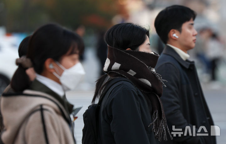 [서울=뉴시스] 김근수 기자 = 절기상 입동인 7일 오전 서울 종로구 세종대로에서 시민들이 출근을 하고 있다. 2024.11.07. ks@newsis.com