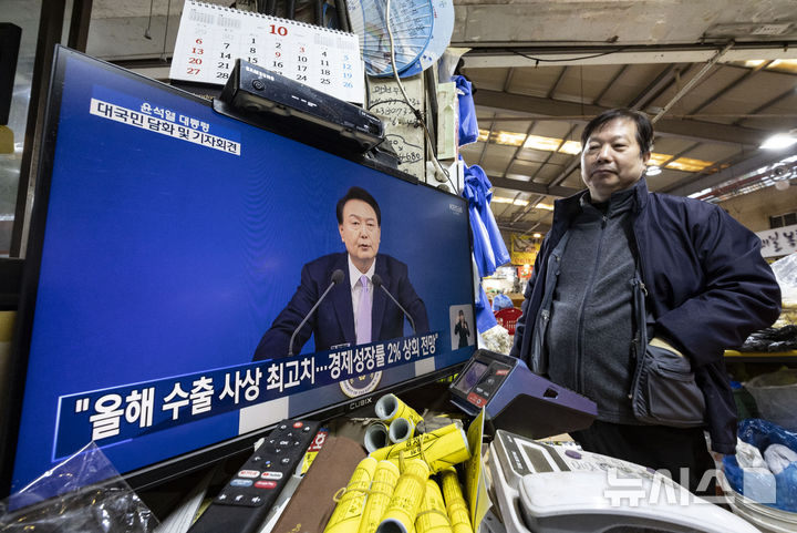 [서울=뉴시스] 김근수 기자 = 윤석열 대통령이 용산 대통령실에서 대국민 담화 및 기자회견을 하는 7일 오전 서울 시내의 한 재래시장에서 시장상인이 생중계 방송을 시청하고 있다. 2024.11.07. ks@newsis.com