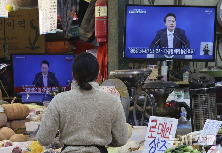 [서울=뉴시스] 김근수 기자 = 윤석열 대통령이 용산 대통령실에서 대국민 담화 및 기자회견을 하는 7일 오전 서울 시내의 한 재래시장에서 시장상인이 생중계 방송을 시청하고 있다. 2024.11.07. ks@newsis.com