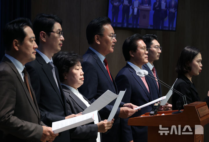 [서울=뉴시스] 고승민 기자 = 국민의힘 유상범 법사위 간사 및 위원들이 7일 서울 여의도 국회 소통관에서 이재명 더불어민주당 대표의 재판 생중계를 촉구하는 기자회견을 하고 있다. 2024.11.07. kkssmm99@newsis.com