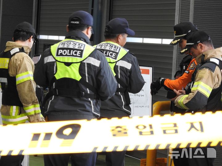 [제주=뉴시스] 8일 오전 제주시 한림항에 마련된 현장통제소에서 소방과 해경이 분주하게 대응하고 있다. 이날 오전 제주 비양도 해상에서 135금성호가 침몰하는 사고가 발생해 구조당국의 수색이 이뤄지고 있다. 2024.11.08. oyj4343@newsis.com