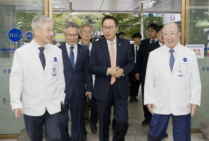 [세종=뉴시스] 박민수 보건복지부 제2차관은 7~8일 제주대학교병원과 제주한라병원을 방문해 의료 현장의 목소리를 듣고 의료 현장 관계자의 노고를 격려했다.(사진=보건복지부) *재판매 및 DB 금지