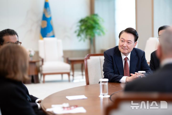 [서울=뉴시스]윤석열 대통령이 10월 16일 용산 대통령실에서 미국 주간지 뉴스위크 편집팀과 인터뷰를 하는 모습. 대통령실 제공