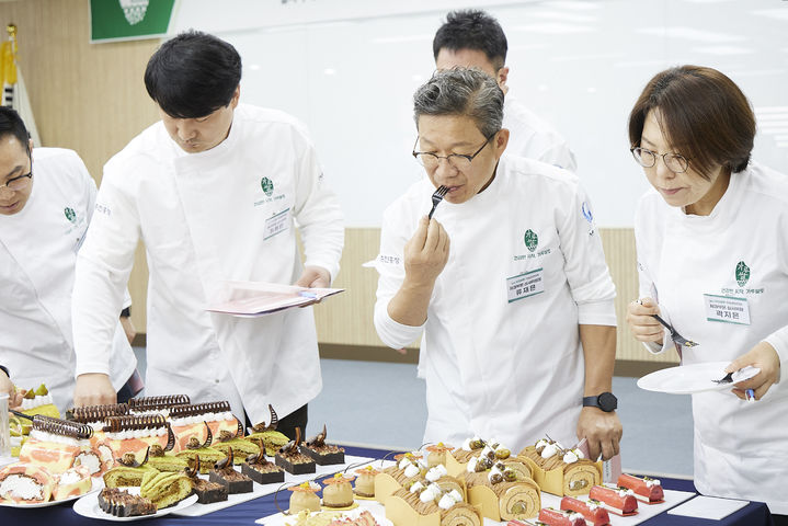 [세종=뉴시스] 농촌진흥청은 대한제과협회와 함께 제8회 우리쌀빵 기능경진대회를 열고 가루쌀을 활용한 올해의 으뜸 빵과 과자를 선정했다고 10일 밝혔다. (사진 = 농진청 제공) 2024.11.10. *재판매 및 DB 금지