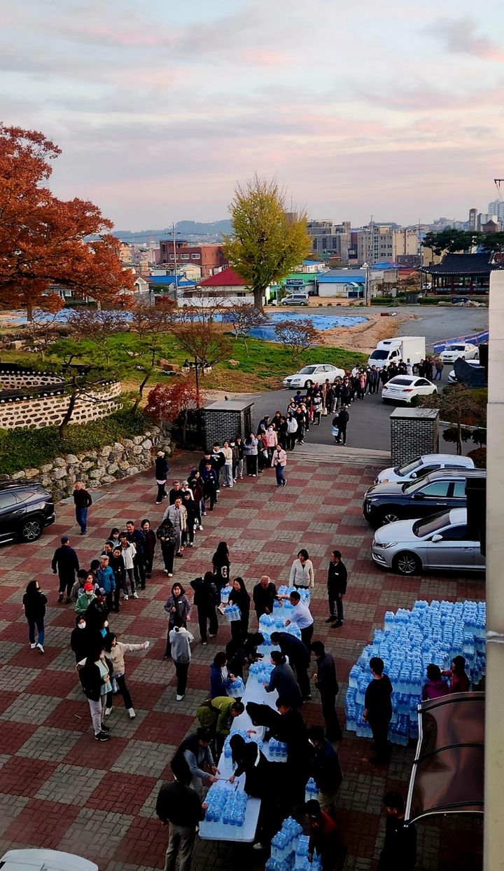 [태안=뉴시스] 김덕진 기자=보령댐광역수도관 사고로 8일 충남 서산·당진·태안·홍성 지역에 갑작스런 단수 조치가 내려진 가운데 태안읍행정복지센터를 찾은 주민들이 읍에서 나눠주는 물을 받으려고 긴 줄을 서고 있다. (사진=독자 제공) 2024.11.08. photo@newsis.com *재판매 및 DB 금지