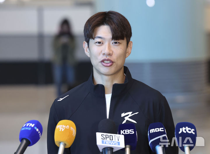 [인천공항=뉴시스] 김근수 기자 = WBSC 프리미어12 대한민국 야구대표팀 주장 송성문이 8일 오전 인천 중구 인천국제공항 제2여객터미널을 통해 출국 전 인터뷰를 하고 있다. 2024.11.08. ks@newsis.com