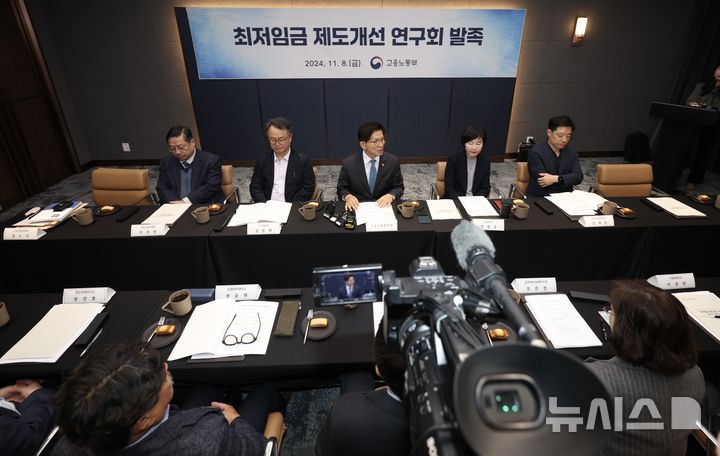 [서울=뉴시스] 김명년 기자 = 김문수 전 고용노동부 장관이 지난해 11월 8일 오전 서울 영등포구 파크원타워2에서 열린 최저임금 제도개선 연구회 발족 회의에서 모두발언하고 있다. 2024.11.08. kmn@newsis.com
