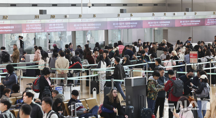 [인천공항=뉴시스] 김근수 기자 = 중국의 한국인 무비자 입국 시행 첫날인 8일 인천 중구 인천국제공항 1터미널 출국장에서 관광객들이 중국행 비행기 탑승을 위해 수속 절차를 기다리고 있다. 중국 정부는 지난 1일 한국 일반 여권 소지자를 대상으로 오는 8일부터 내년 12월 31일까지 '일방적 무비자 정책'을 시행한다고 발표했다. 이에 따라 일반 여권 소지자는 비즈니스, 여행·관광, 친지·친구 방문, 환승 목적으로 15일 이내 기간 중국을 방문할 경우 비자를 발급받지 않아도 된다. 2024.11.08. ks@newsis.com