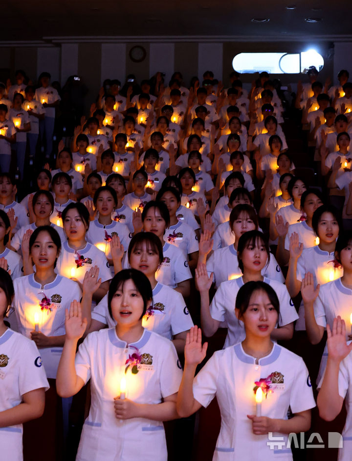 [인천=뉴시스] 전진환 기자 = 8일 오후 인천 연수구 가천대학교 메디컬캠퍼스에서 열린 제77회 나이팅게일 선서식에서 임상실습을 앞둔 간호대학 2학년 학생들이 촛불을 들고 선서를 하고 있다. 2024.11.08. amin2@newsis.com