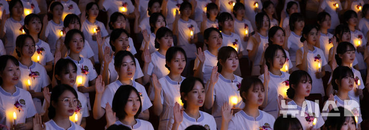 [인천=뉴시스] 전진환 기자 = 8일 오후 인천 연수구 가천대학교 메디컬캠퍼스에서 열린 제77회 나이팅게일 선서식에서 임상실습을 앞둔 간호대학 2학년 학생들이 촛불을 들고 선서를 하고 있다. 2024.11.08. amin2@newsis.com