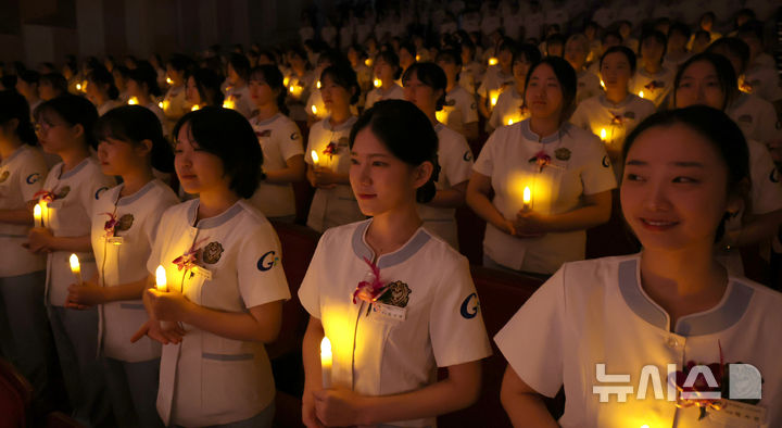 [인천=뉴시스] 전진환 기자 = 8일 오후 인천 연수구 가천대학교 메디컬캠퍼스에서 열린 제77회 나이팅게일 선서식에서 임상실습을 앞둔 간호대학 2학년 학생들이 촛불을 들고 선서를 하고 있다. 2024.11.08. amin2@newsis.com