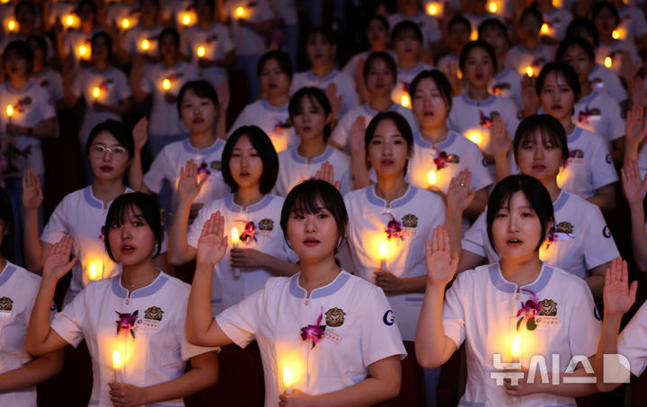 [인천=뉴시스] 전진환 기자 = 8일 오후 인천 연수구 가천대학교 메디컬캠퍼스에서 열린 제77회 나이팅게일 선서식에서 임상실습을 앞둔 간호대학 2학년 학생들이 촛불을 들고 선서를 하고 있다. 2024.11.08. amin2@newsis.com