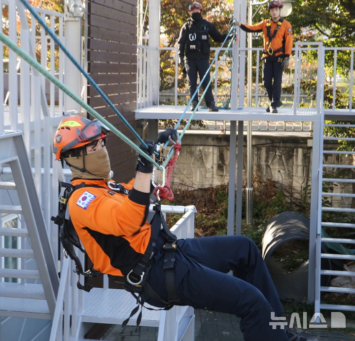 [청주=뉴시스] 서주영 기자 = 8일 충북 청주동부소방서 119구조대 2팀이 소방서 훈련장에서 로프를 활용한 구조 훈련을 하고 있다. 2024.11.09. juyeong@newsis.com *재판매 및 DB 금지