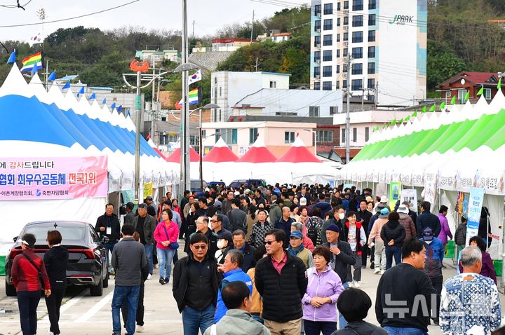 [울진=뉴시스] 송종욱 기자 = '2024 죽변항 수산물 축제'가 8~10일 사흘간 울진 죽변항 일원에서 열린 가운데 관광객이 몰려 성황을 이루고 있다. 사진은 축제에 참가해 부스를 둘러보는 관광객 모습. (사진=울진군 제공) 2024.11.09. photo@newsis.com 