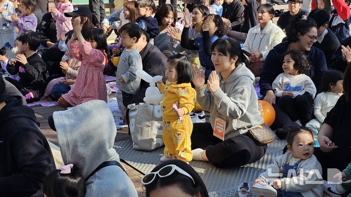 [의정부=뉴시스] 송주현 기자 = 9일 경기 의정부시 중랑천에서 '의정부 0세아 전용 어린이집 연합 가족 참여 행사'인 '지구 사랑 환경지킴이 아장아장 뚜벅이 걷기대회' 참여 가족들이 '친환경 버블쇼' 공연을 보고 있다. 2024.11.09 atia@newsis.com  