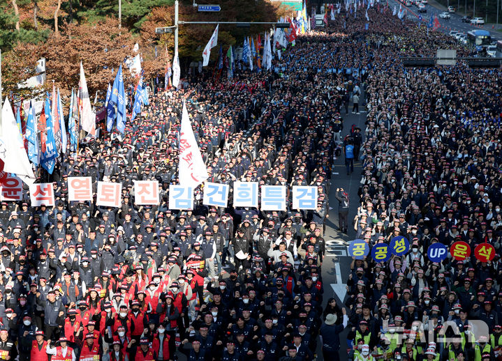 [서울=뉴시스] 김진아 기자 = 한국노총 조합원들이 9일 오후 서울 여의도 여의대로에서 열린 '윤석열 정권 반노동정책 심판! 2024 전국노동자대회'에서 구호를 외치고 있다. 2024.11.09. bluesoda@newsis.com