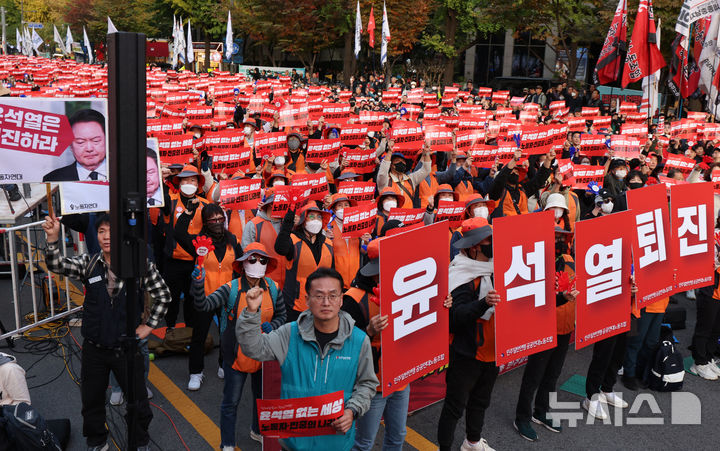 [서울=뉴시스] 이영환 기자 = 9일 오후 서울 세종대로에서 윤석열정권 퇴진 운동본부와 민주노총이 주최한 2024 전태일열사 정신계승 전국노동자대회·1차 퇴진 총궐기에서 참석자들이 구호를 외치고 있다. 2024.11.09. 20hwan@newsis.com