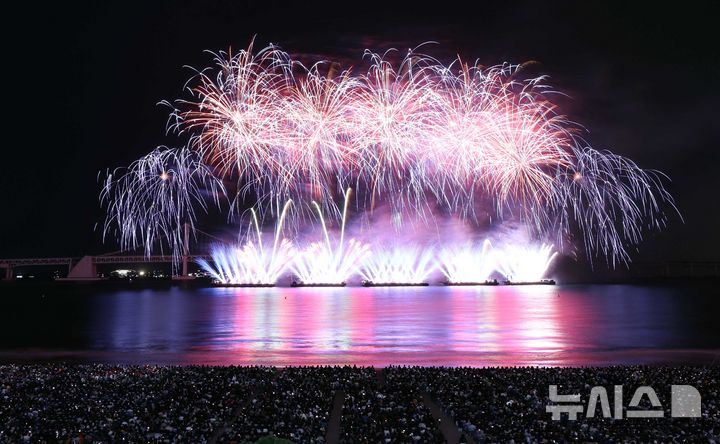 [부산=뉴시스] 하경민 기자 = '제19회 부산불꽃축제'가 열린 9일 부산 수영구 광안리해수욕장 일대에서 광안대교를 배경으로 화려한 불꽃쇼가 펼쳐지고 있다. 2024.11.09. yulnetphoto@newsis.com