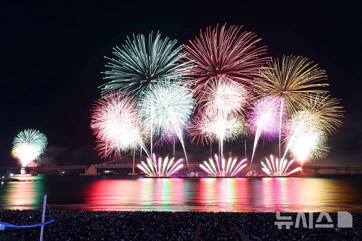 [부산=뉴시스] 하경민 기자 = '제19회 부산불꽃축제'가 열린 9일 부산 수영구 광안리해수욕장 일대에서 광안대교를 배경으로 화려한 불꽃쇼가 펼쳐지고 있다. 2024.11.09. yulnetphoto@newsis.com