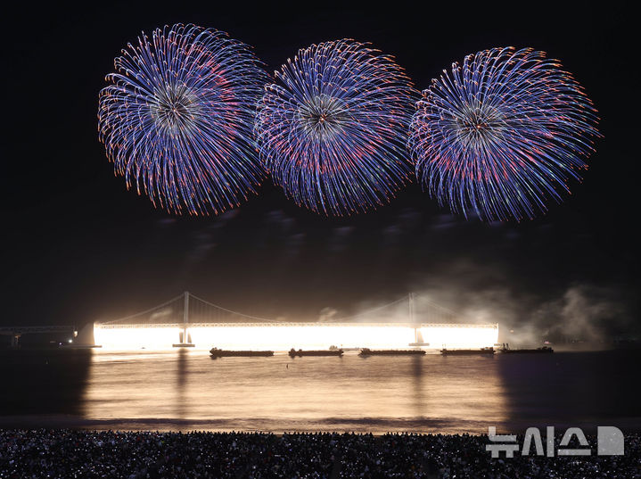 [부산=뉴시스] 하경민 기자 = '제19회 부산불꽃축제'가 열린 9일 부산 수영구 광안리해수욕장 일대에서 광안대교를 배경으로 화려한 불꽃쇼가 펼쳐지고 있다. 2024.11.09. yulnetphoto@newsis.com